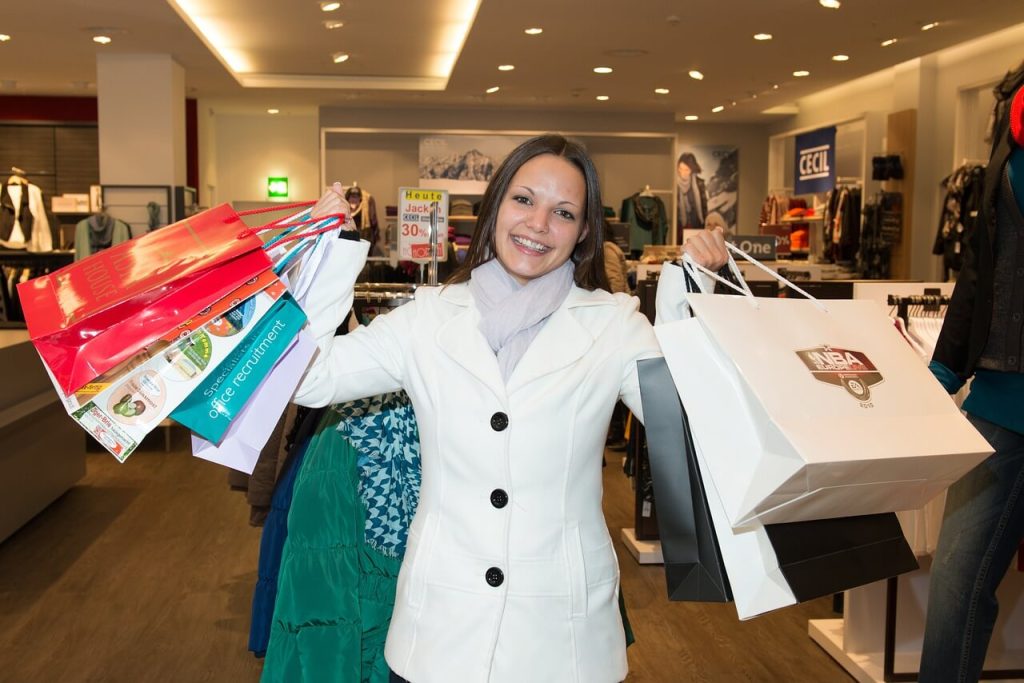 mulher feliz depois de fazer compras