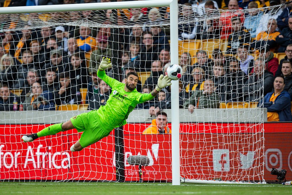goleiro pulando para pegar a bola