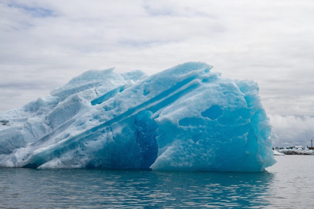 dia nublado com iceberg no mar