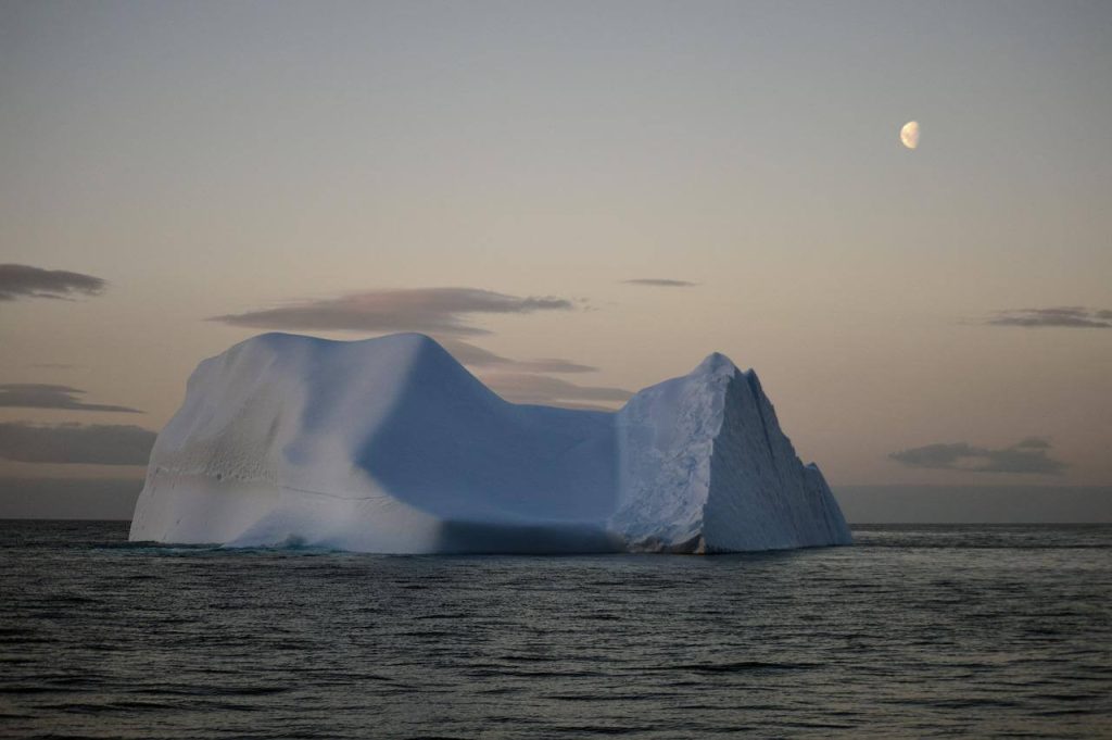 iceberg no mar no fim da tarde