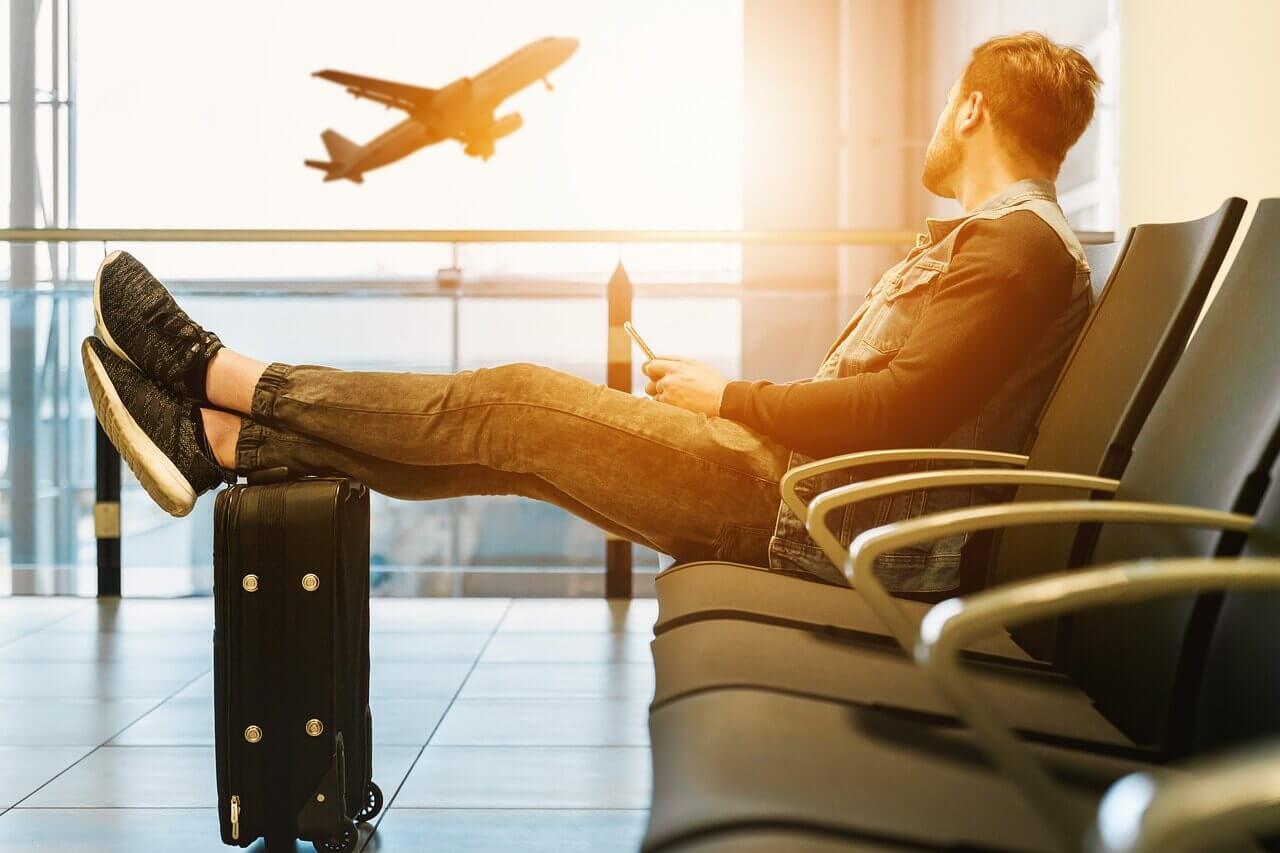 homem esperando avião no aeroporto