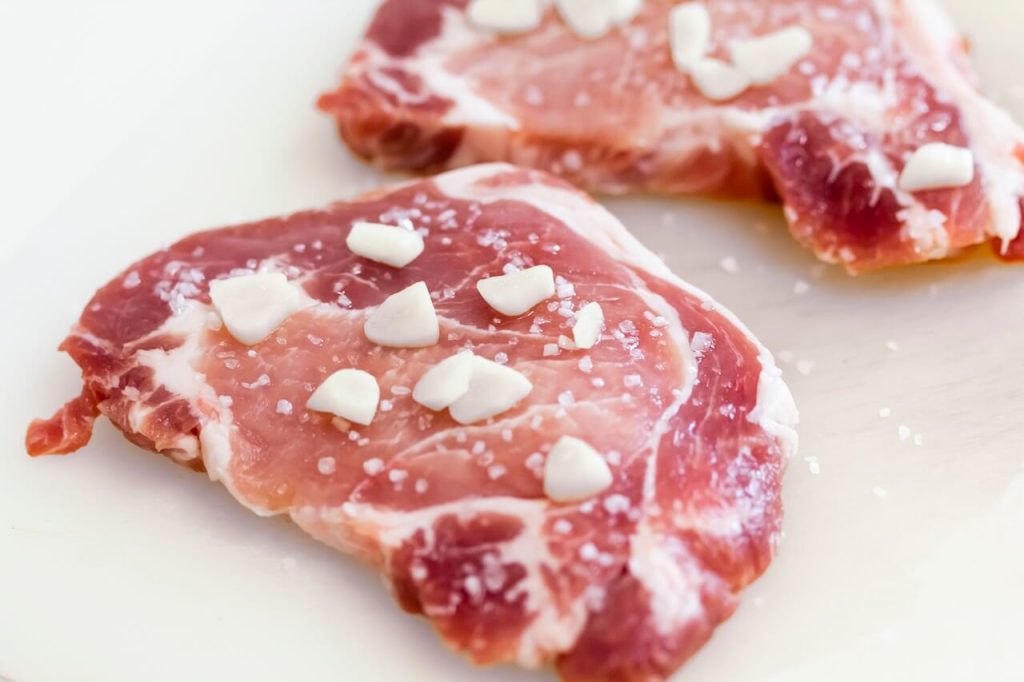 filé de carne de porco cru temperado