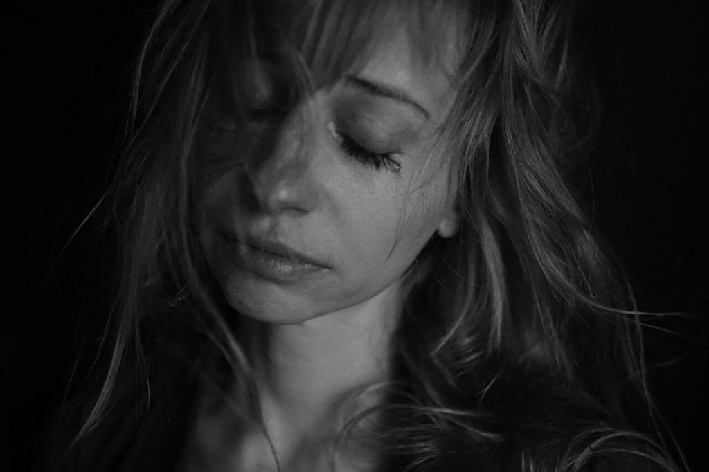 mulher chorando muito triste