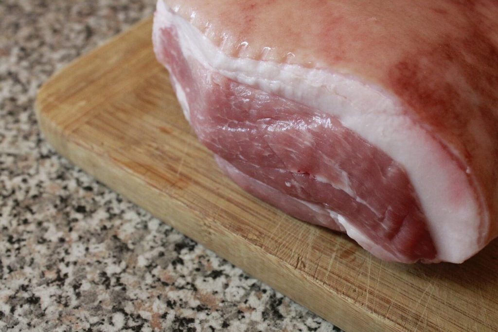 pernil suíno na tabua de carne