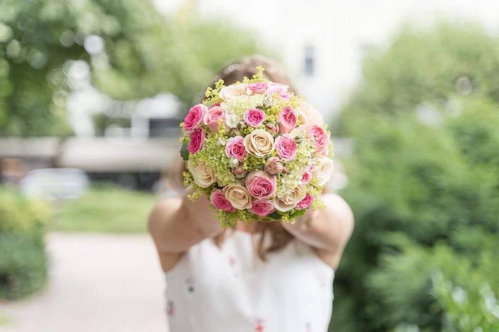 noiva com um buquê de flores