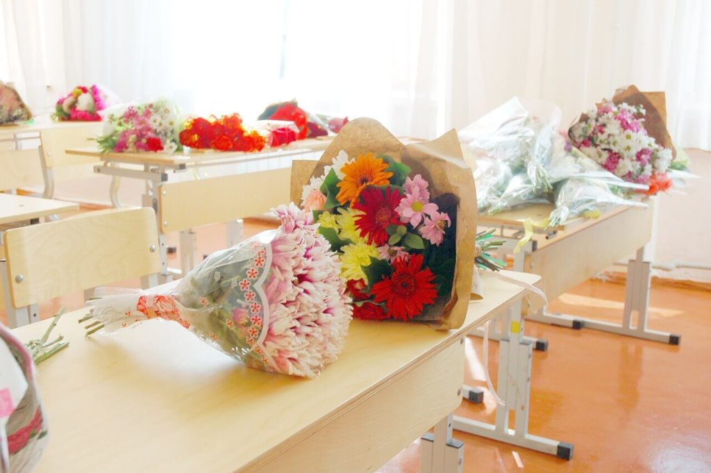 muitos buquês de flores nas mesas
