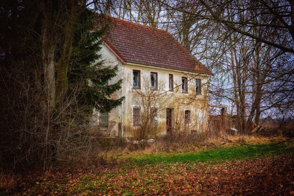 mansão antiga abandonada em fazenda