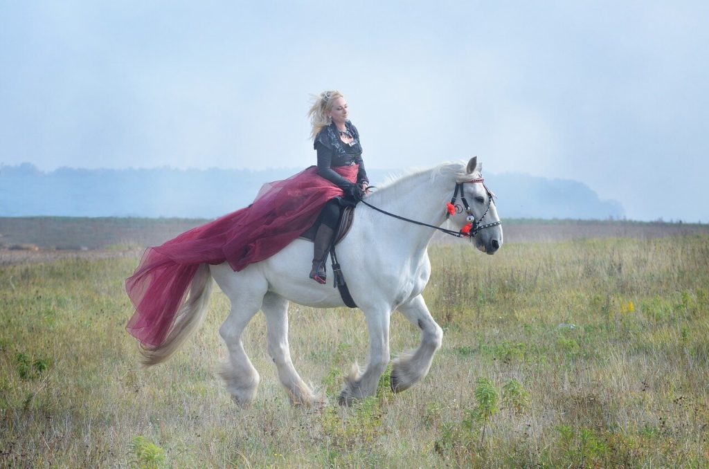 pessoa cavalgando no pasto