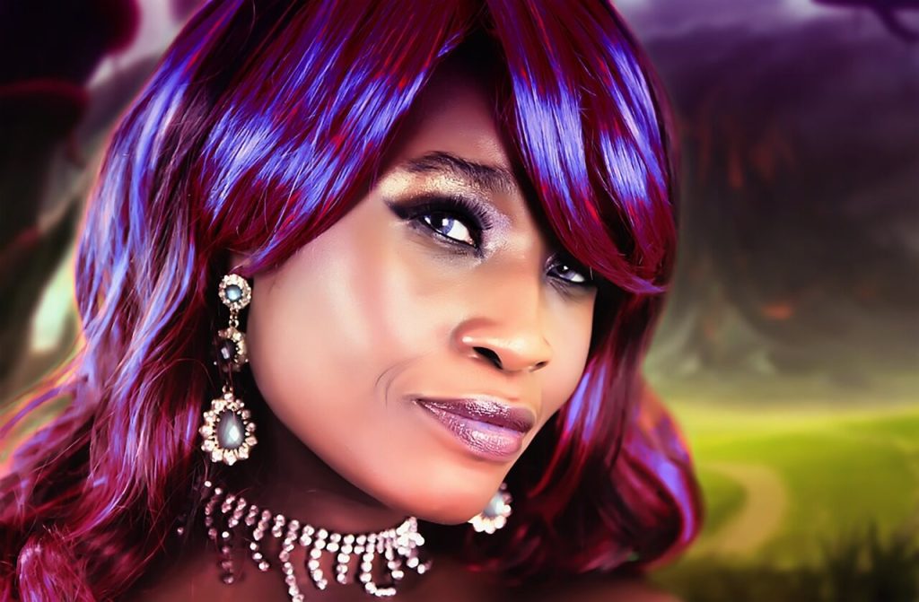 mulher que pintou cabelo de roxo