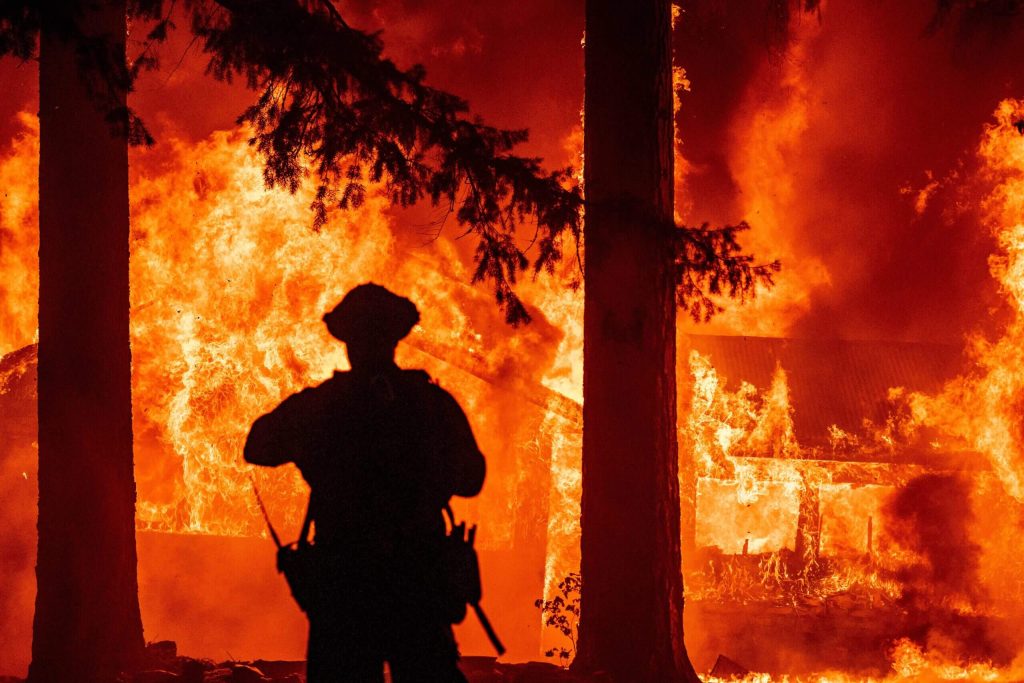 bombeiros apagando incêndio de uma casa