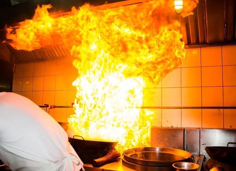 cozinha pegando fogo