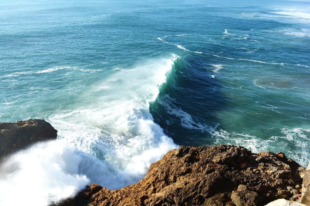 ondas gigantes quebrando nas pedras
