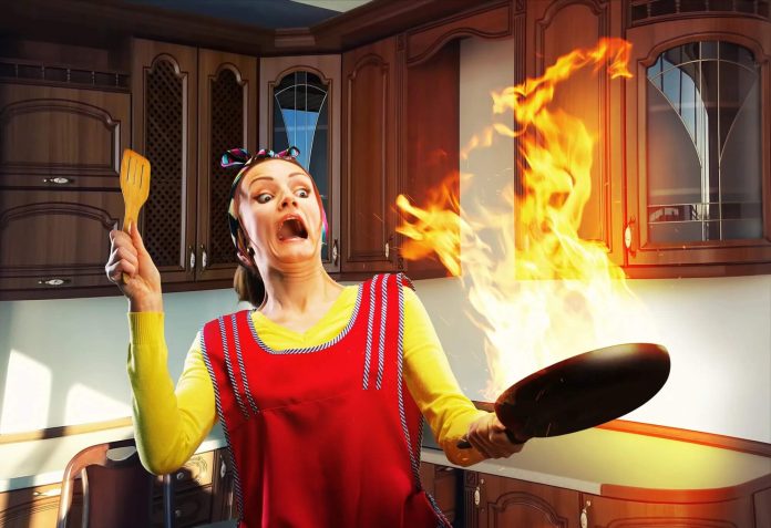 mulher colocando fogo na cozinha