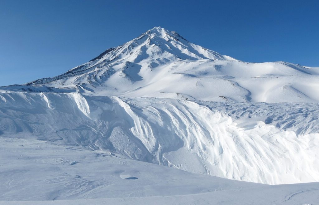 montanhas de neve de dia