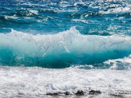 onda gigante no mar azul