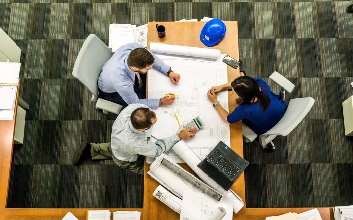 pessoas trabalhando no escritório