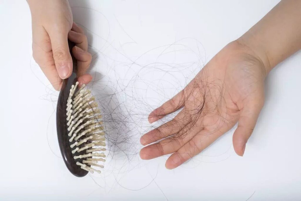 escova cheia de cabelo