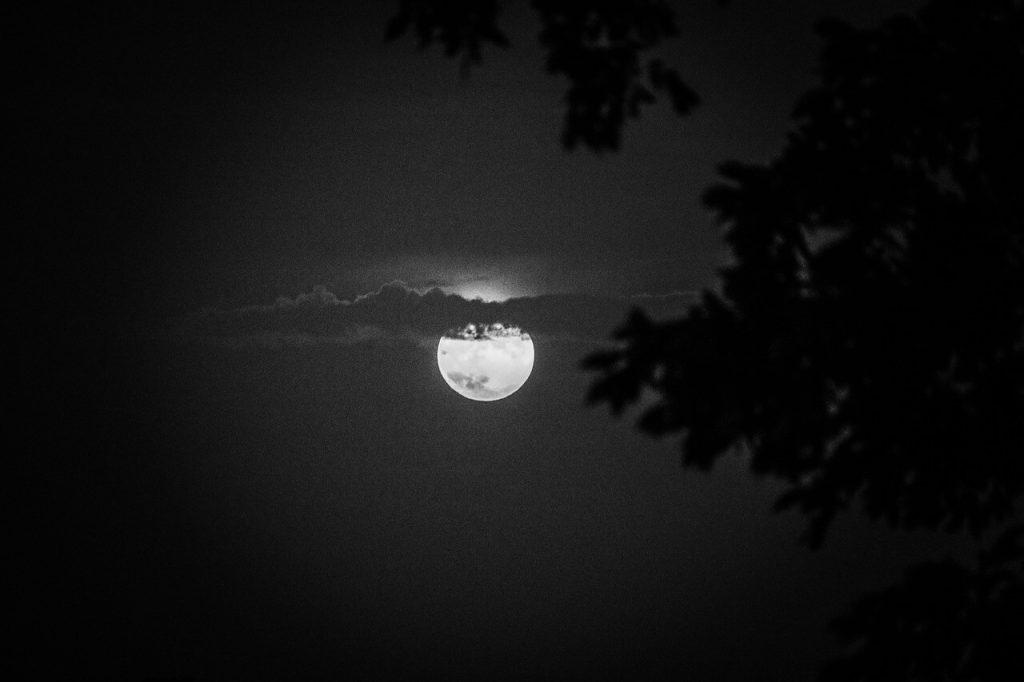 lua cheia atrás das nuvens