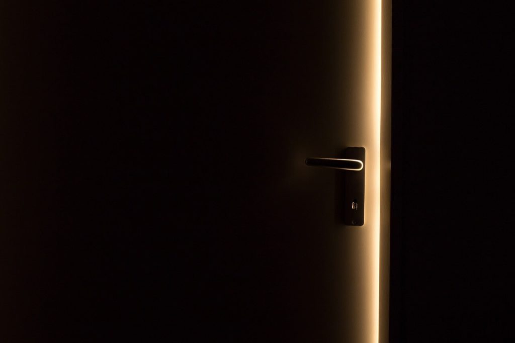 porta com fresta aberta